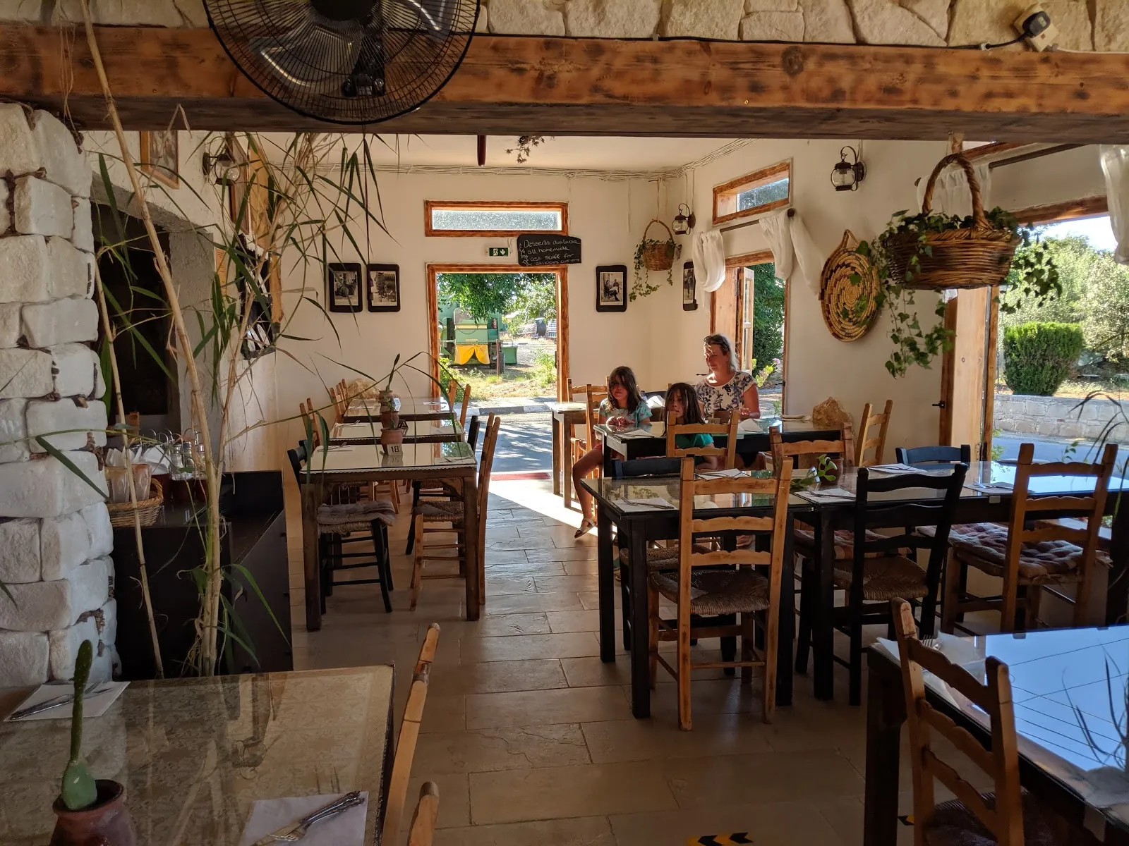 To Chorkon Taverna, Mandria