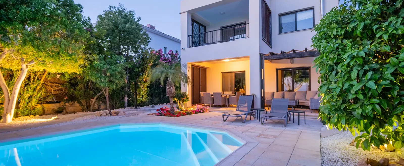 The pool and garden at Villa Pontus in the evening